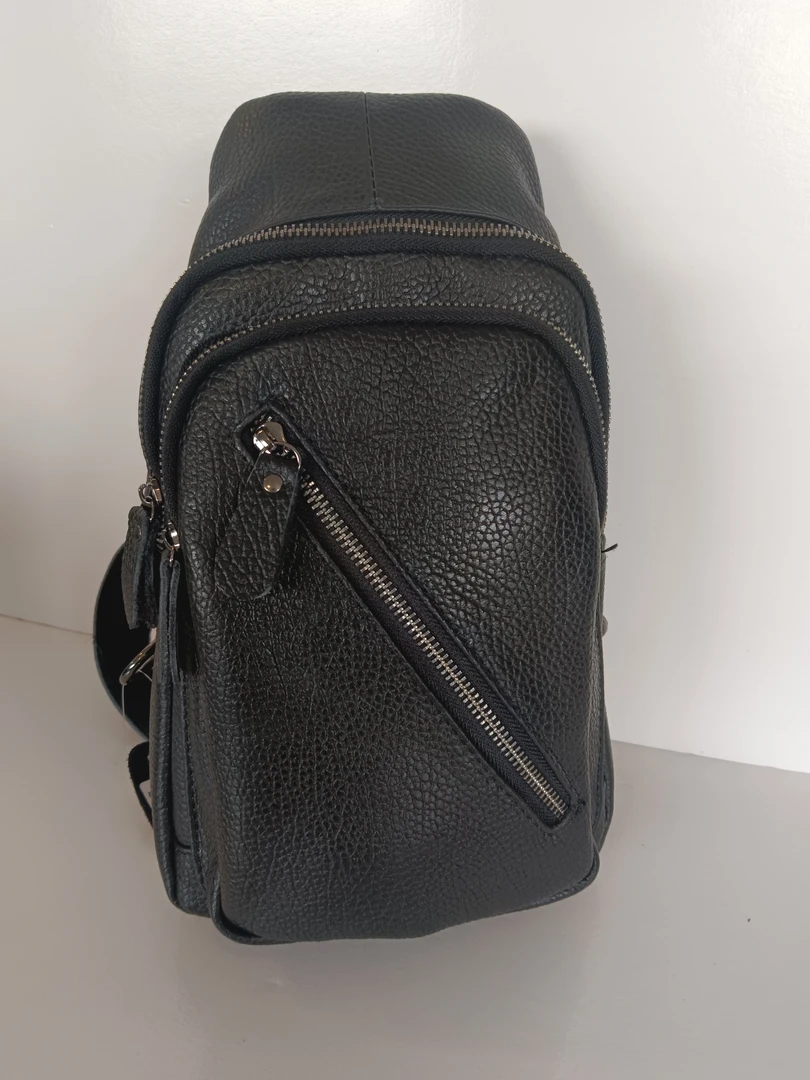 酷黑斜挎胸包，头层牛皮质感上乘，纹理清晰。多拉链口袋设计，方便。