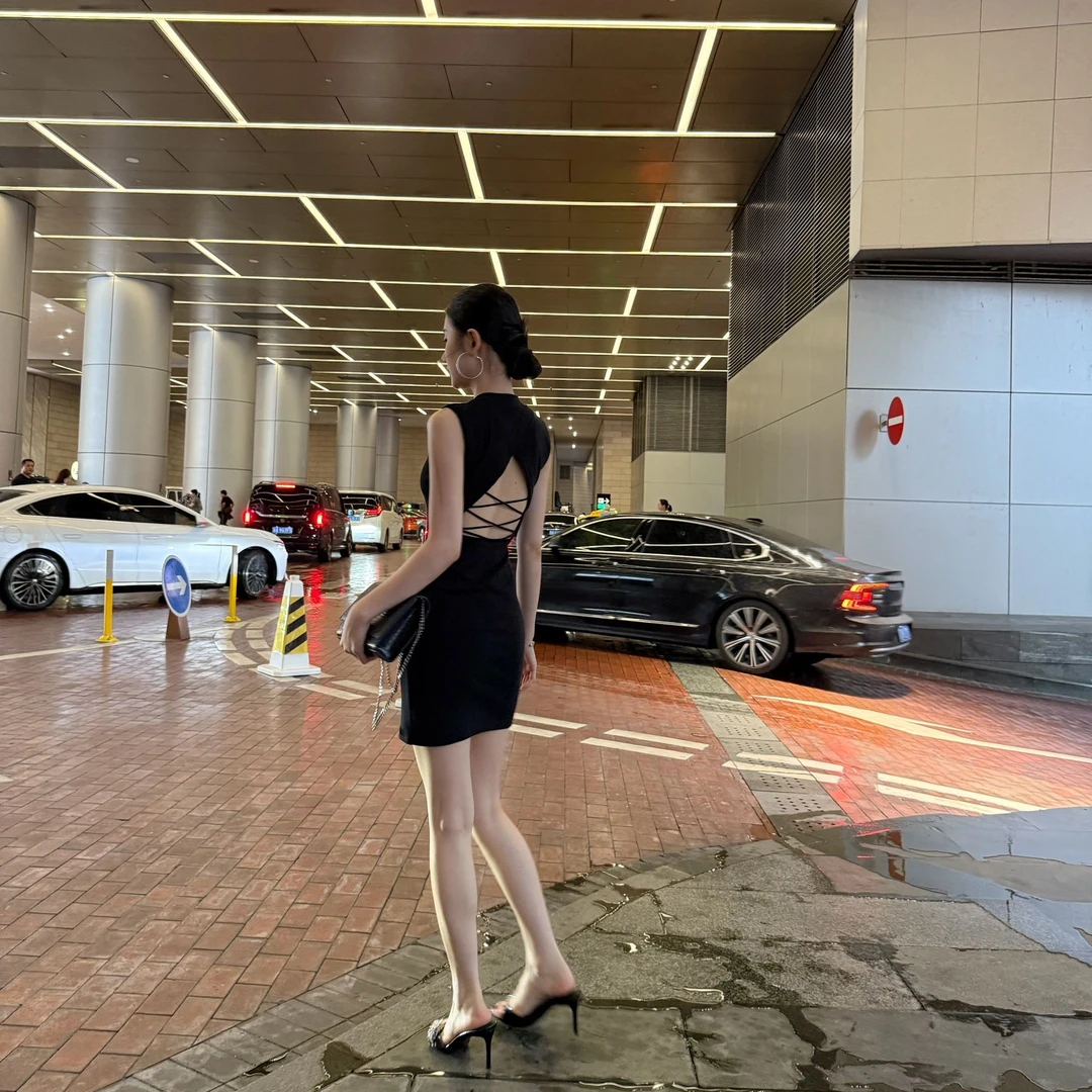 气质辣妹黑色无袖连衣裙夏短款收腰显瘦修身镂空露背小黑裙背心裙