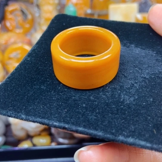 石英质玉（黄龙玉）未镶嵌颈饰