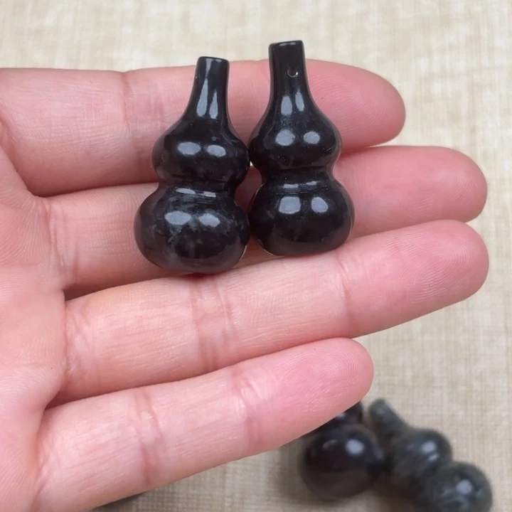 蛇纹石玉未镶嵌颈饰恋**娘