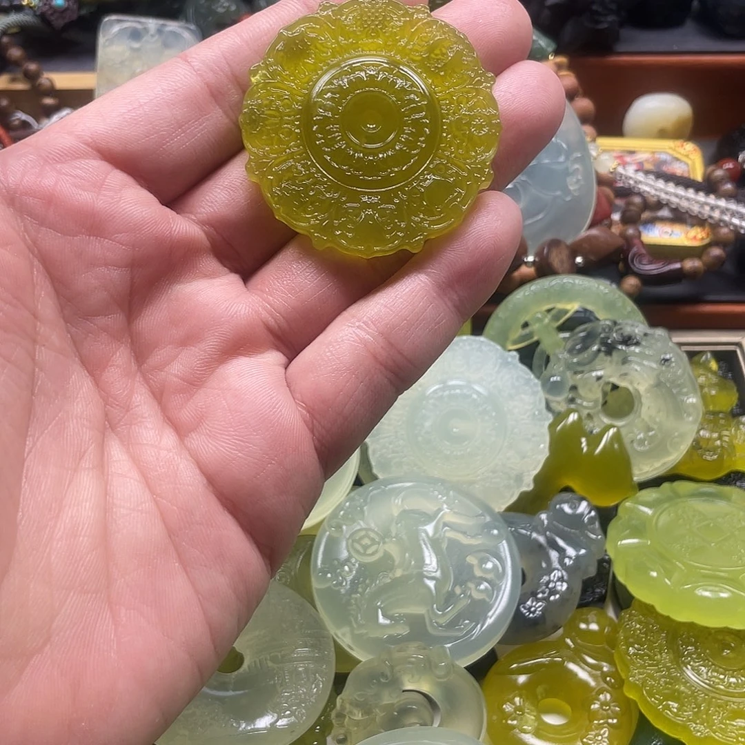 李***。蛇纹石玉未镶嵌颈饰