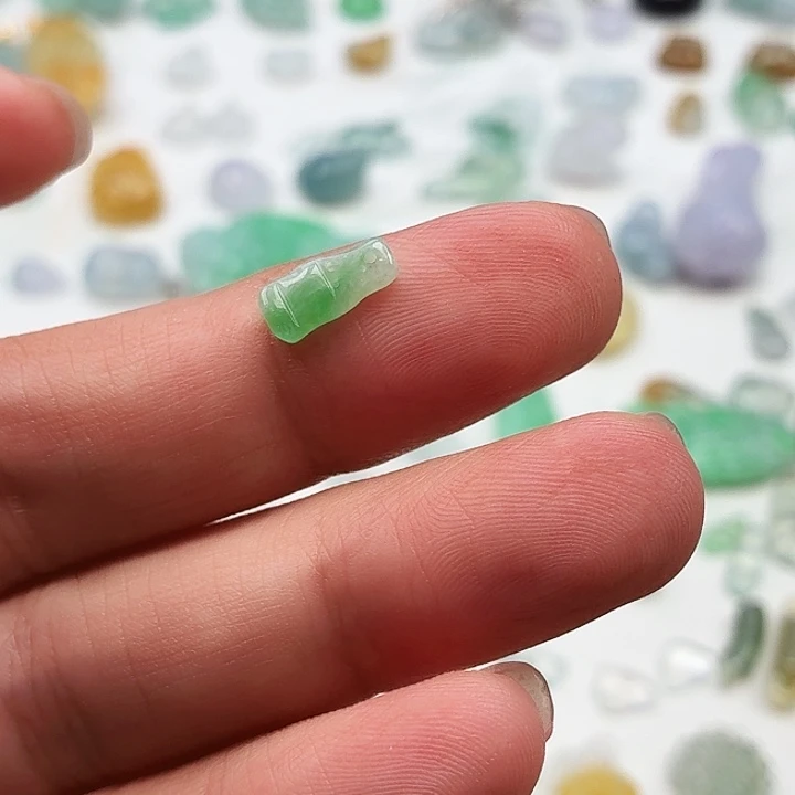 姜***柒颈饰未镶嵌翡翠竹节