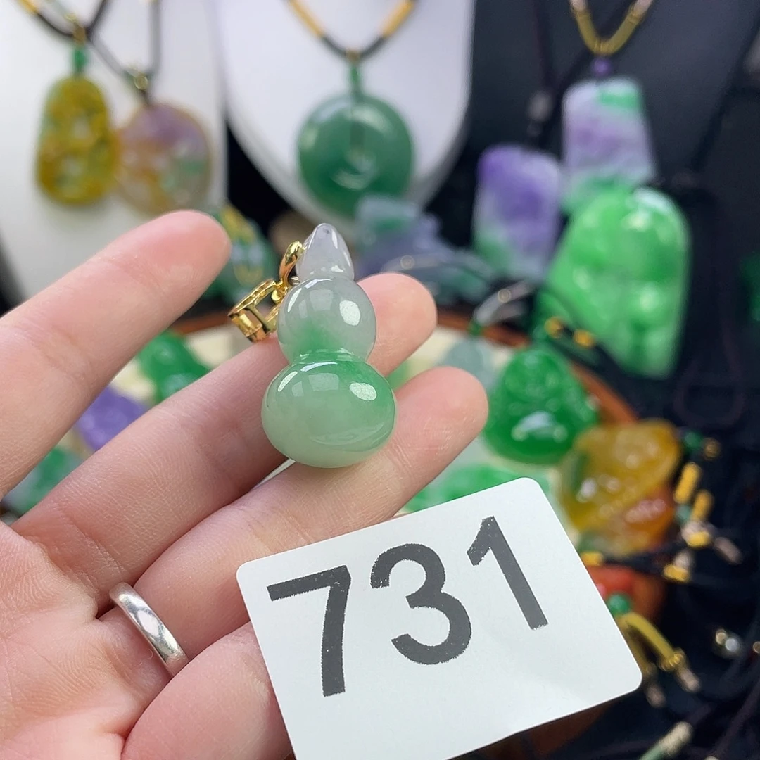 翡翠未镶嵌吊坠(赠链)