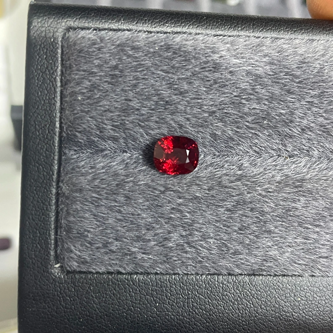 1.3克拉正红色缅甸尖晶石裸石