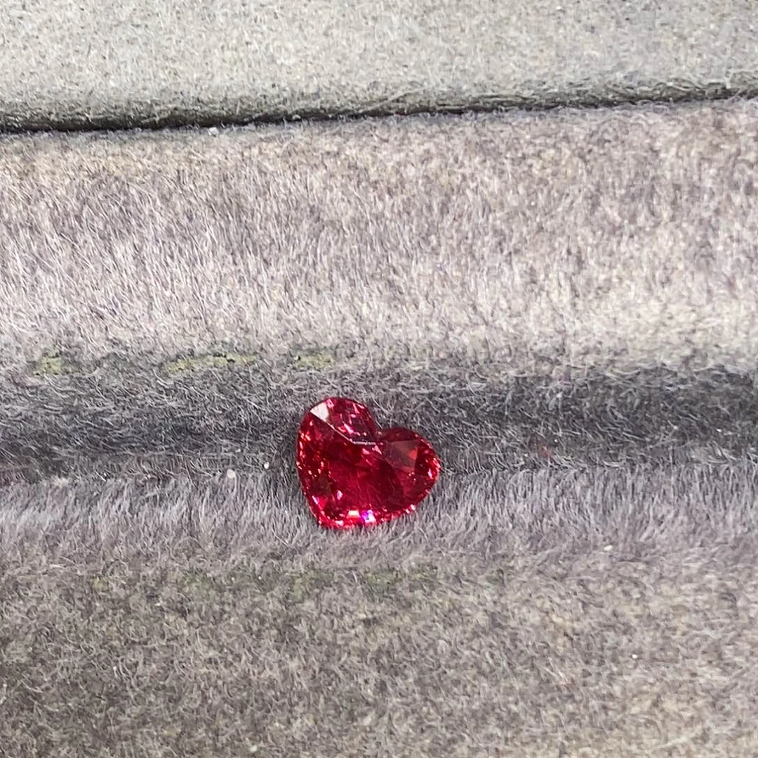 尖晶石裸石1.01克拉天然玻璃体满火彩绝地武士