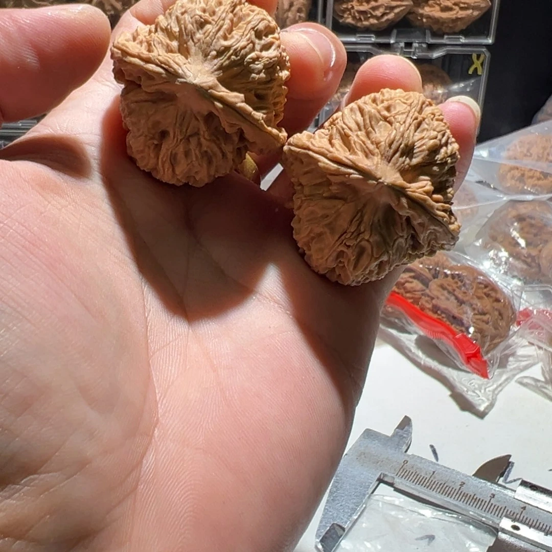 如***l文玩核桃把件南疆石