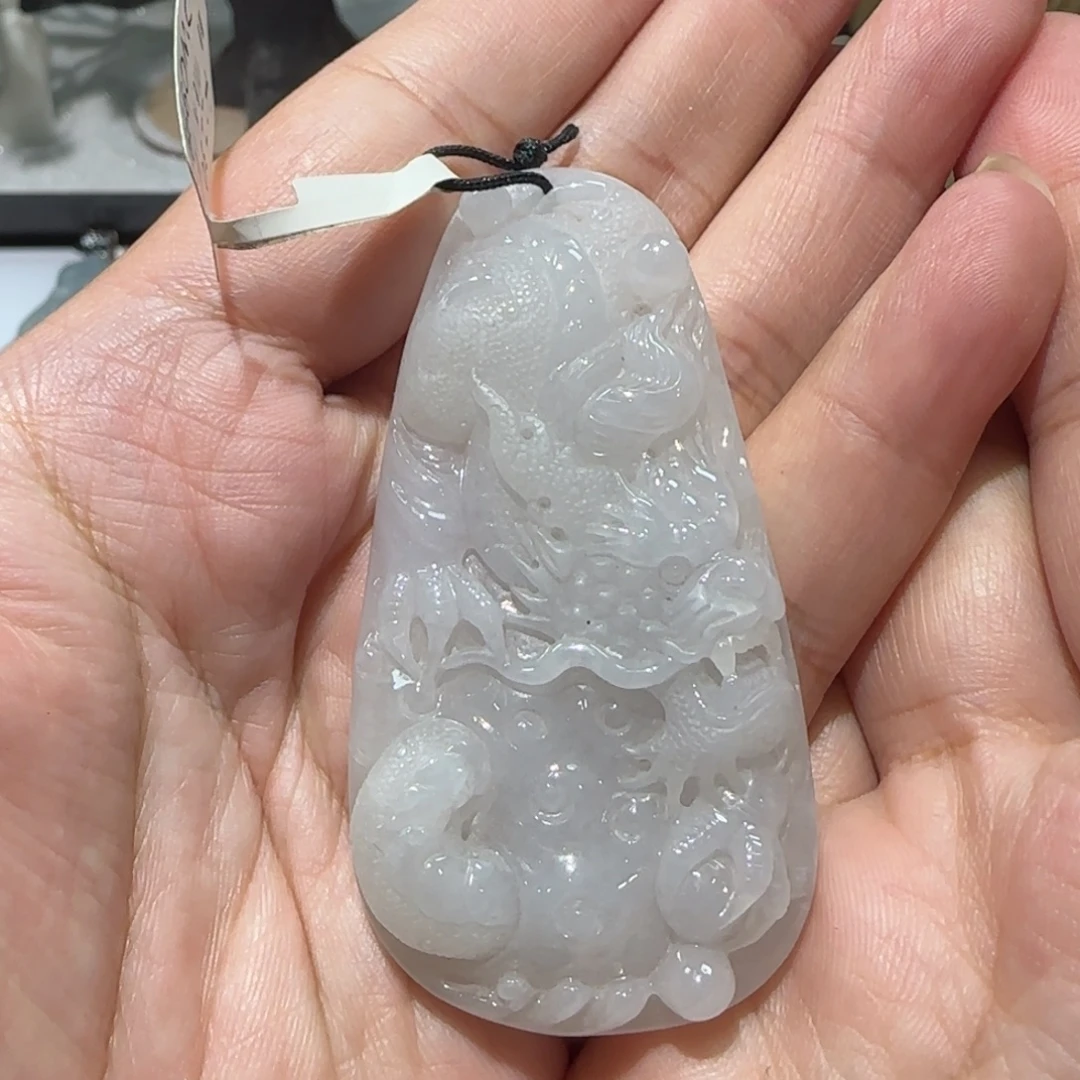 翡翠未镶嵌颈饰。。