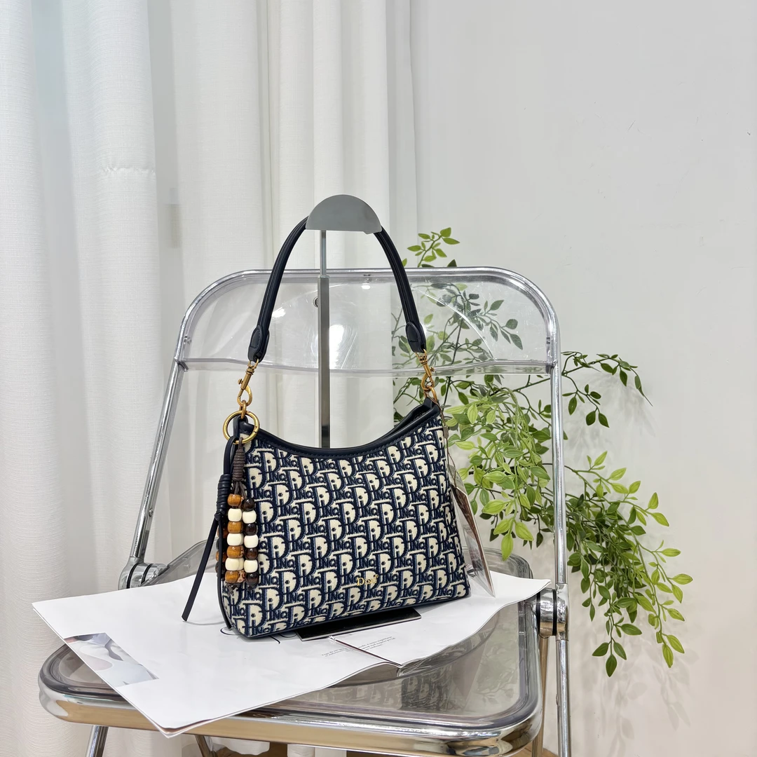 2025夏季新款刺绣方形字母单肩韩版斜挎包休闲轻奢职场休闲风8233