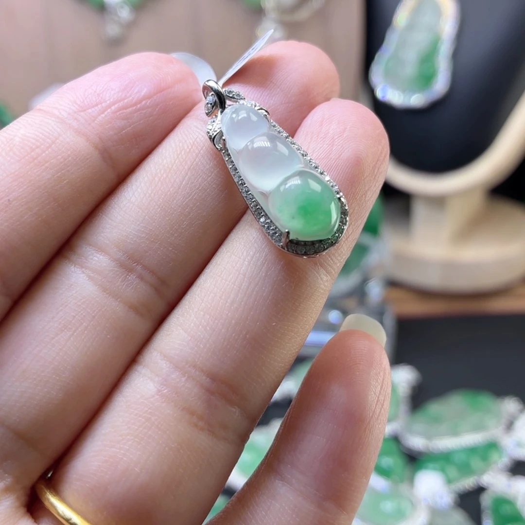 石英质玉（非洲翠）未镶嵌颈饰