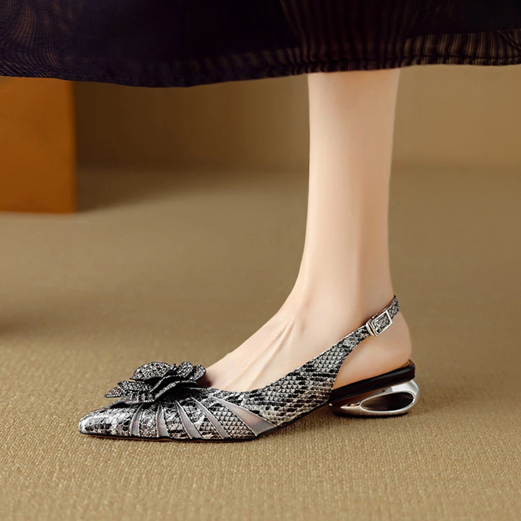 轻奢鞋子法式花朵镂空单鞋夏季凉鞋气质尖头中跟女时尚包头真皮