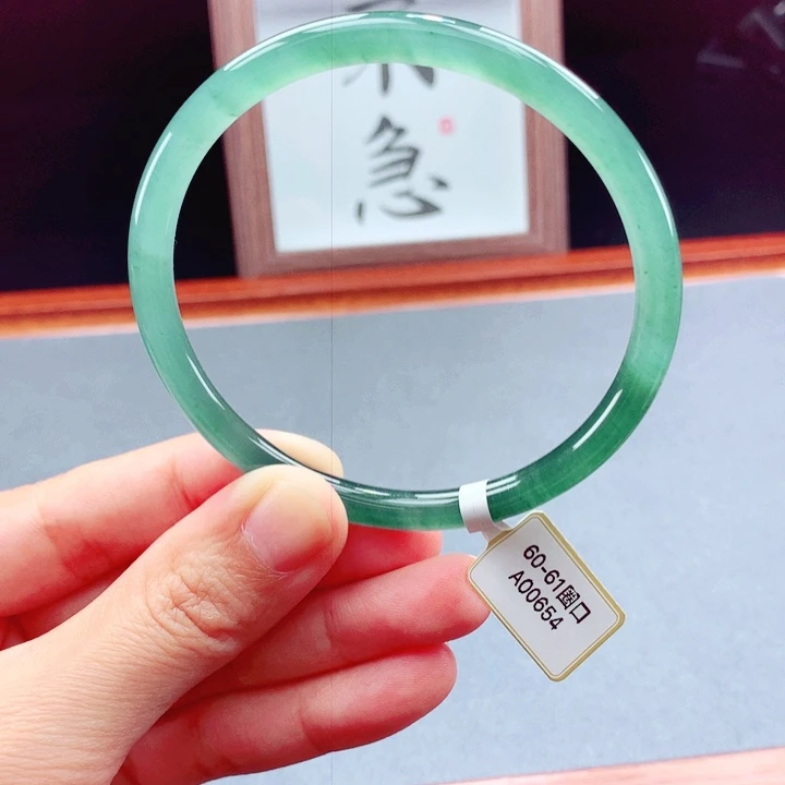未镶嵌手镯翡翠圆镯