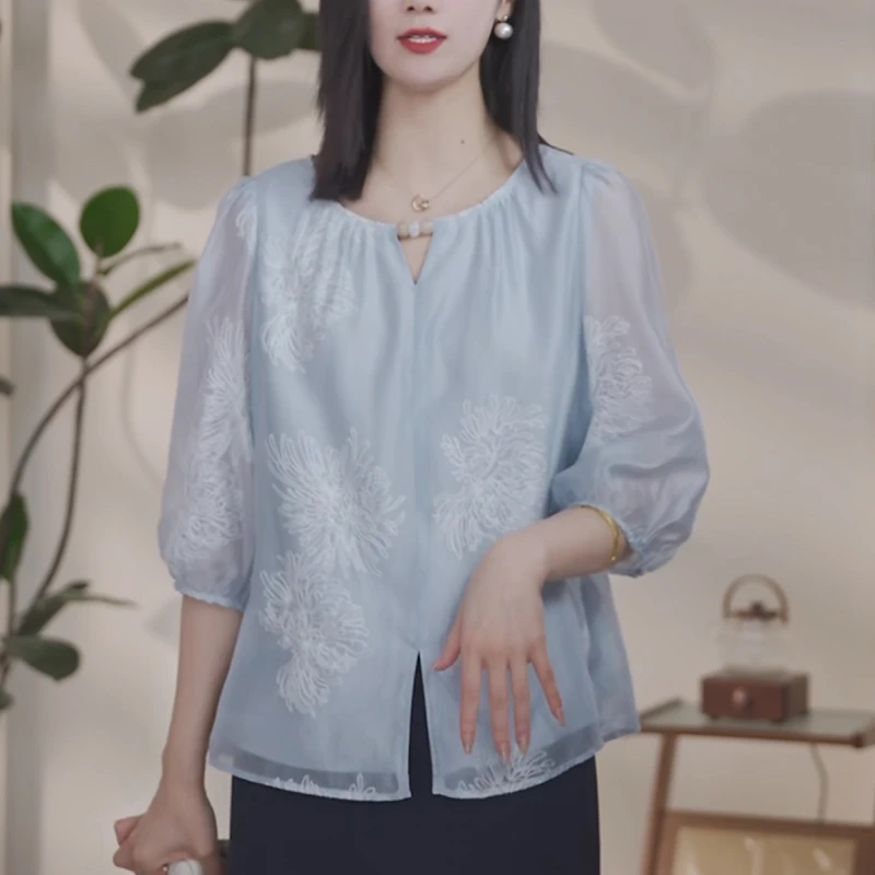 浅蓝色刺绣衬衫女士2025夏季宽松显瘦洋气减龄设计感法式v领上衣