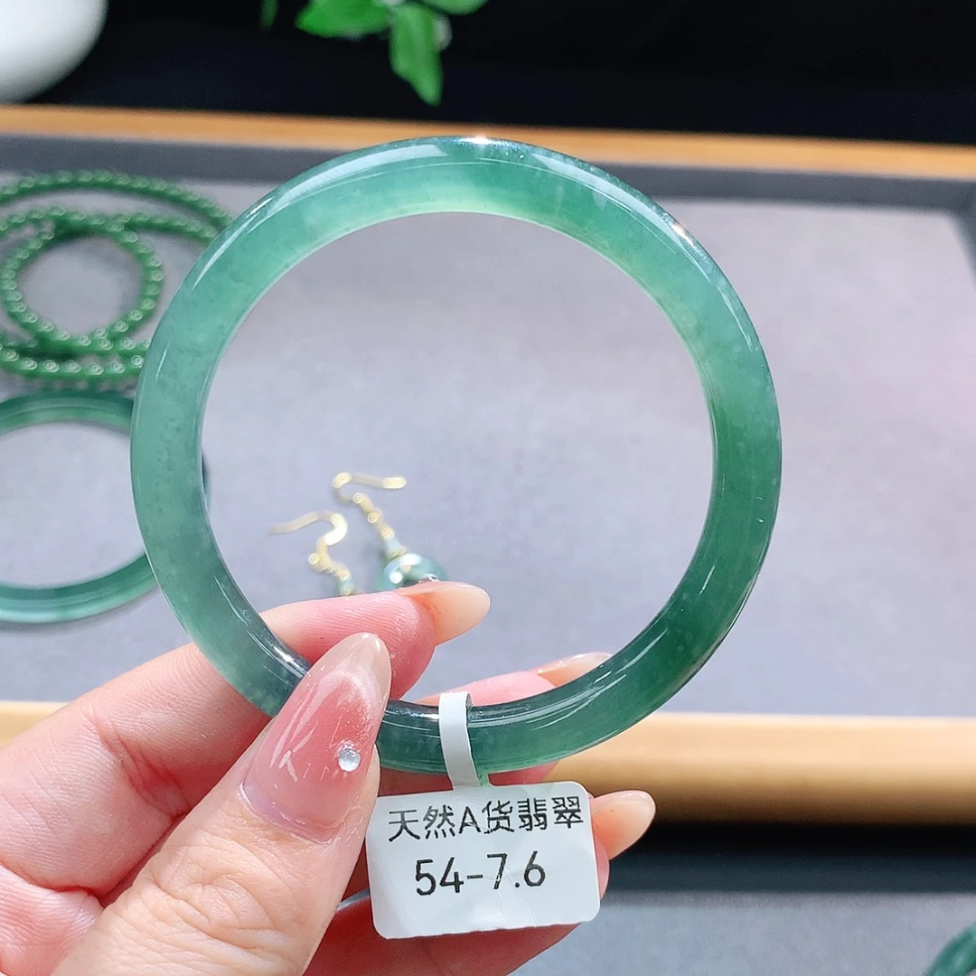 未镶嵌手镯（圆镯）翡翠