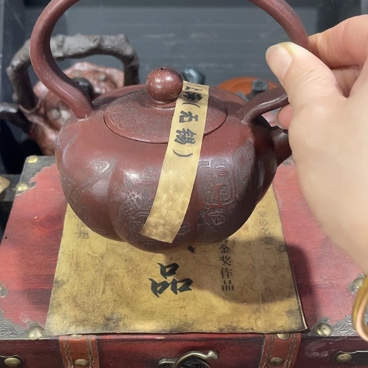 茶壶紫泥原矿泥料手工制作的一把紫砂壶。