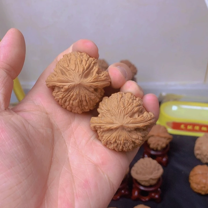 文玩核桃吊坠42虎头 小磕尖