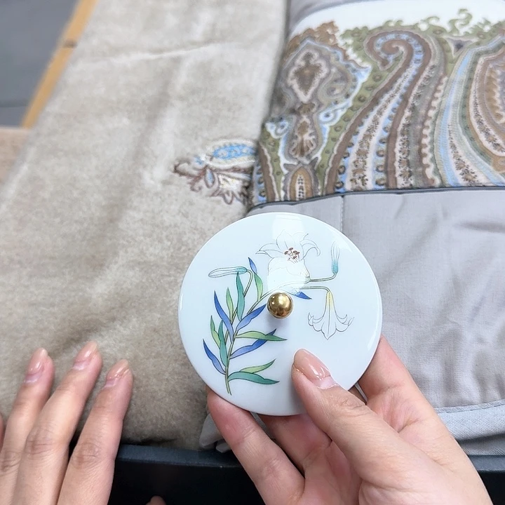 用****9瓷器。  瓷器。