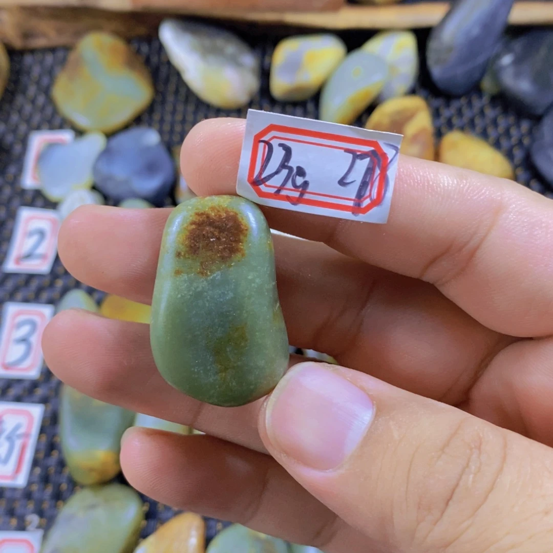 颈饰未镶嵌和田玉（糖玉）