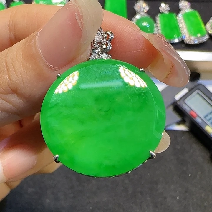 颈饰18K金镶嵌翡翠圆牌