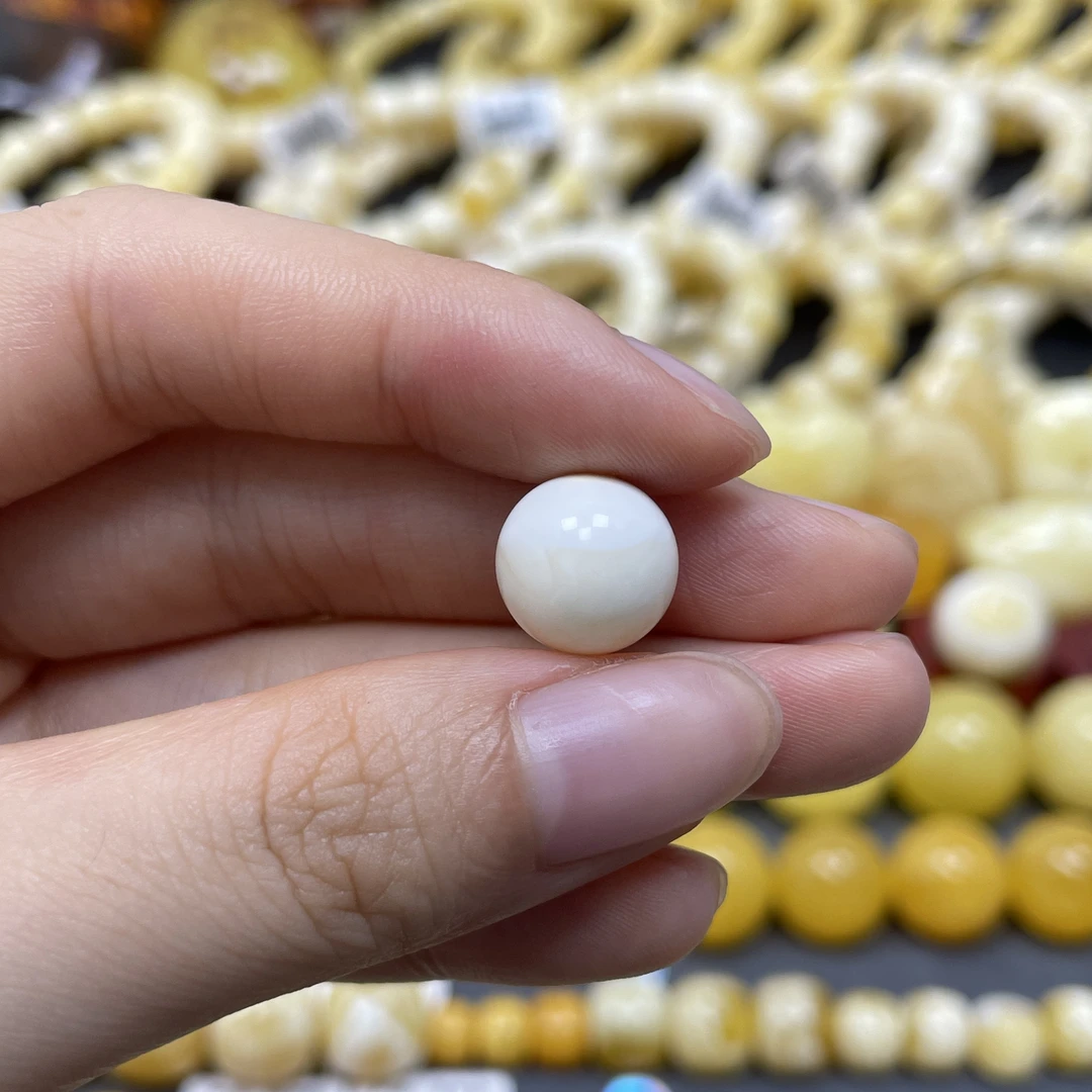 圆珠11.3mm.兰蜜珠宝天然原矿琥珀蜜蜡高品漆瓷白圆珠特色