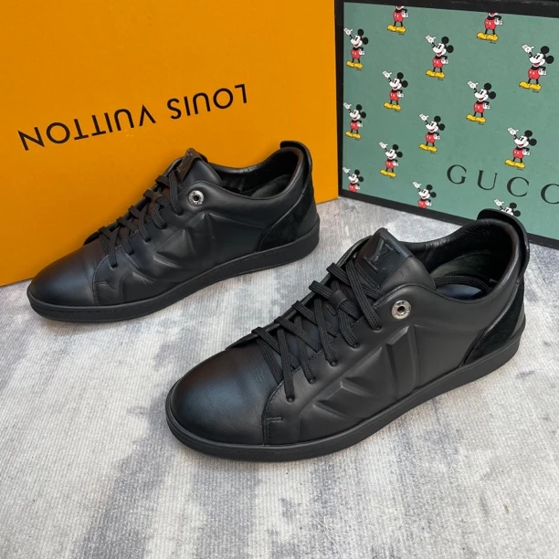95新 LouisVuitton/路易威登 黑色大V侧标休闲板鞋/40欧码