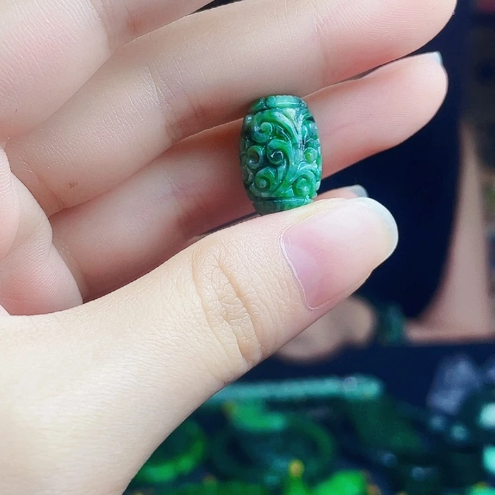 翡翠未镶嵌颈饰多样性