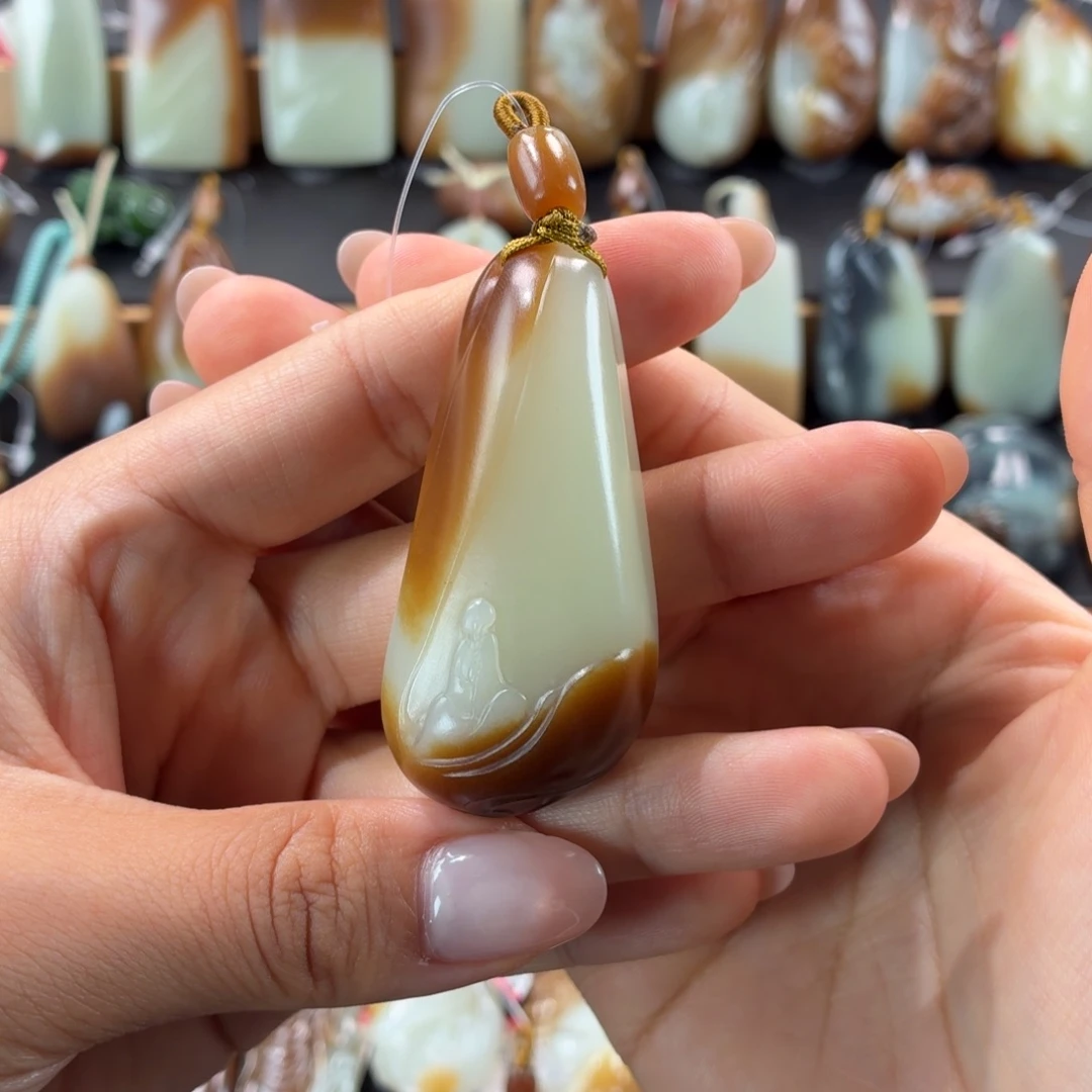 似***年和田玉（糖玉）未镶嵌颈饰