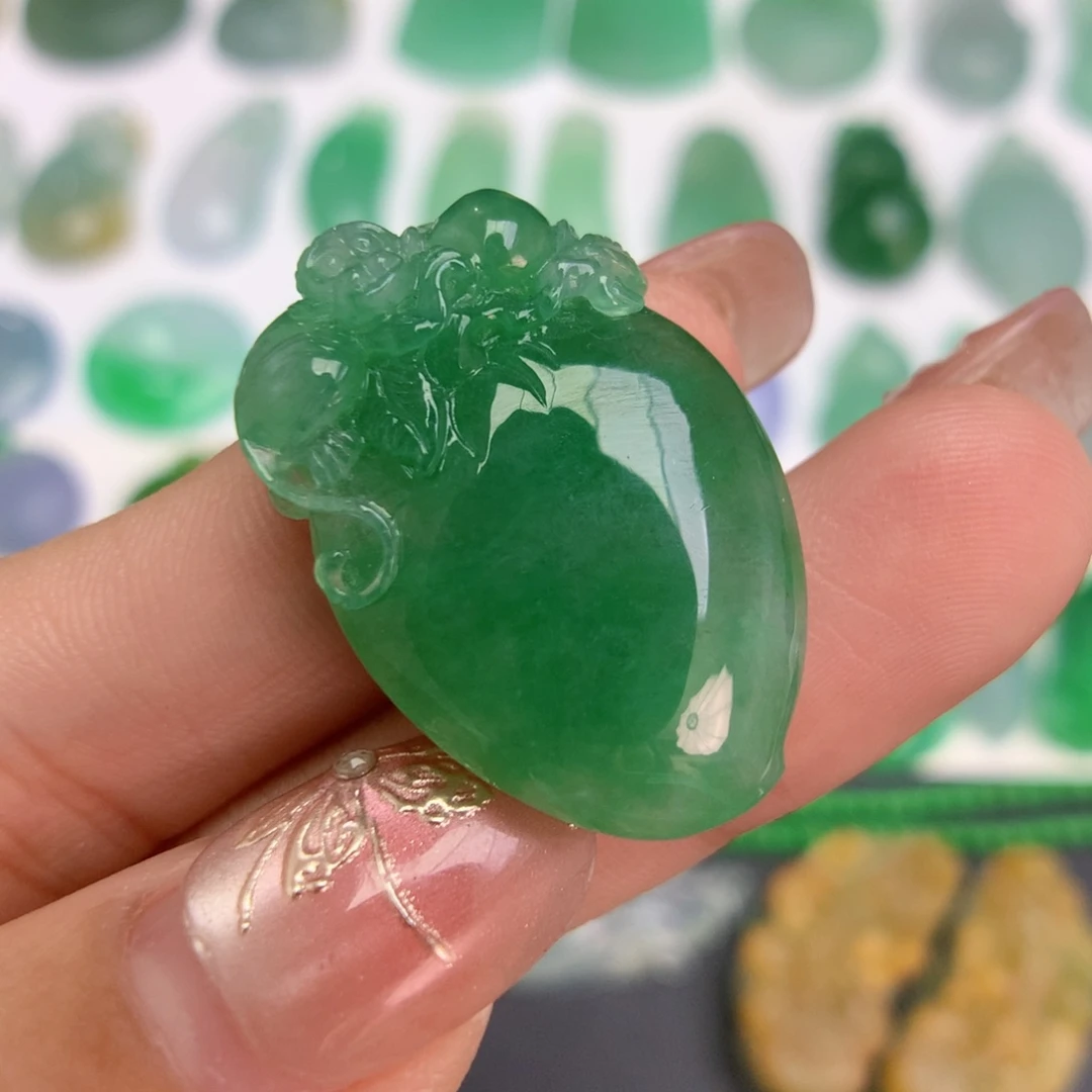 翡翠未镶嵌颈饰桃子