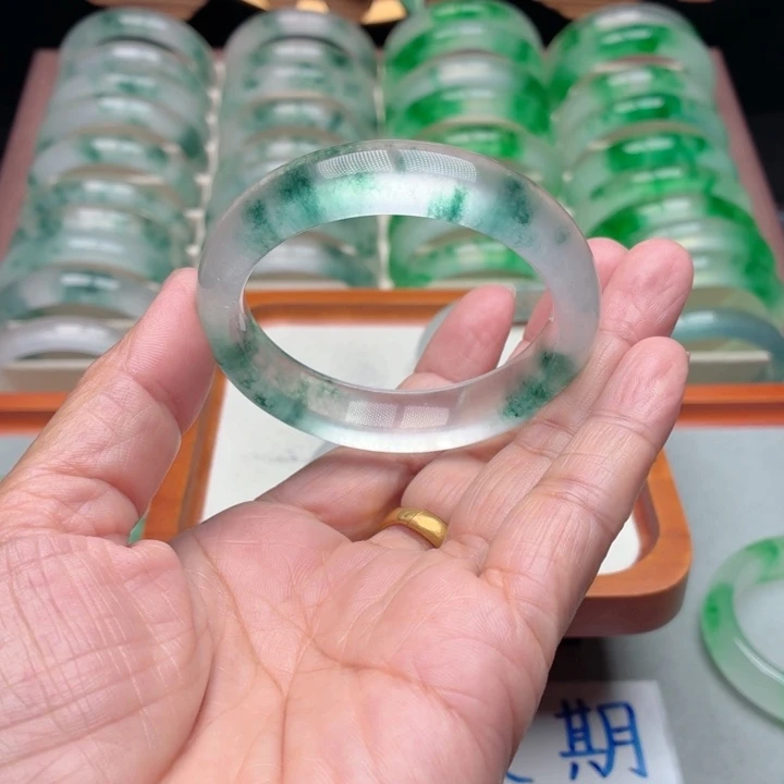 小***羊石英质玉未镶嵌手镯