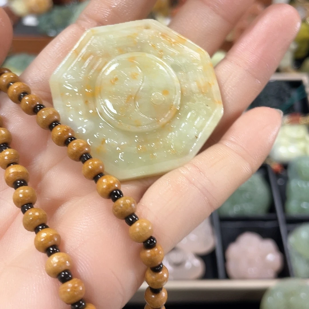 蛇纹石玉颈饰合金