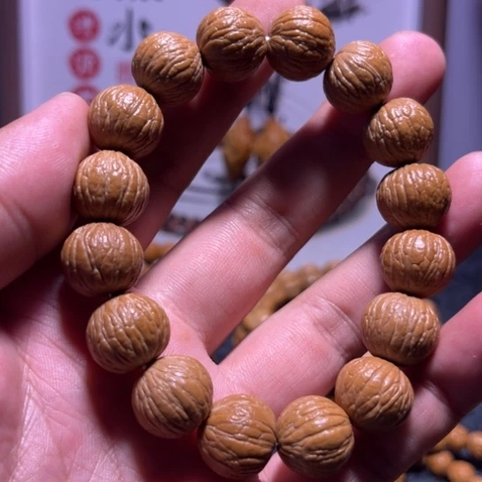 橄榄核吊坠猴头风雨