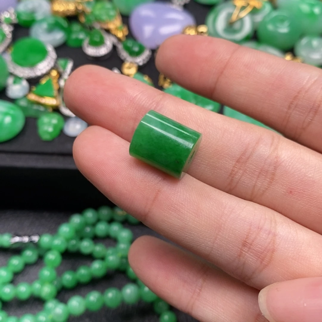 M***o翡翠未镶嵌颈饰翡翠