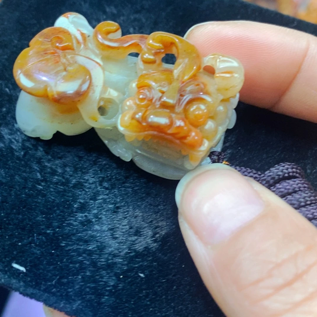 未镶嵌石英质玉（黄龙玉）颈饰