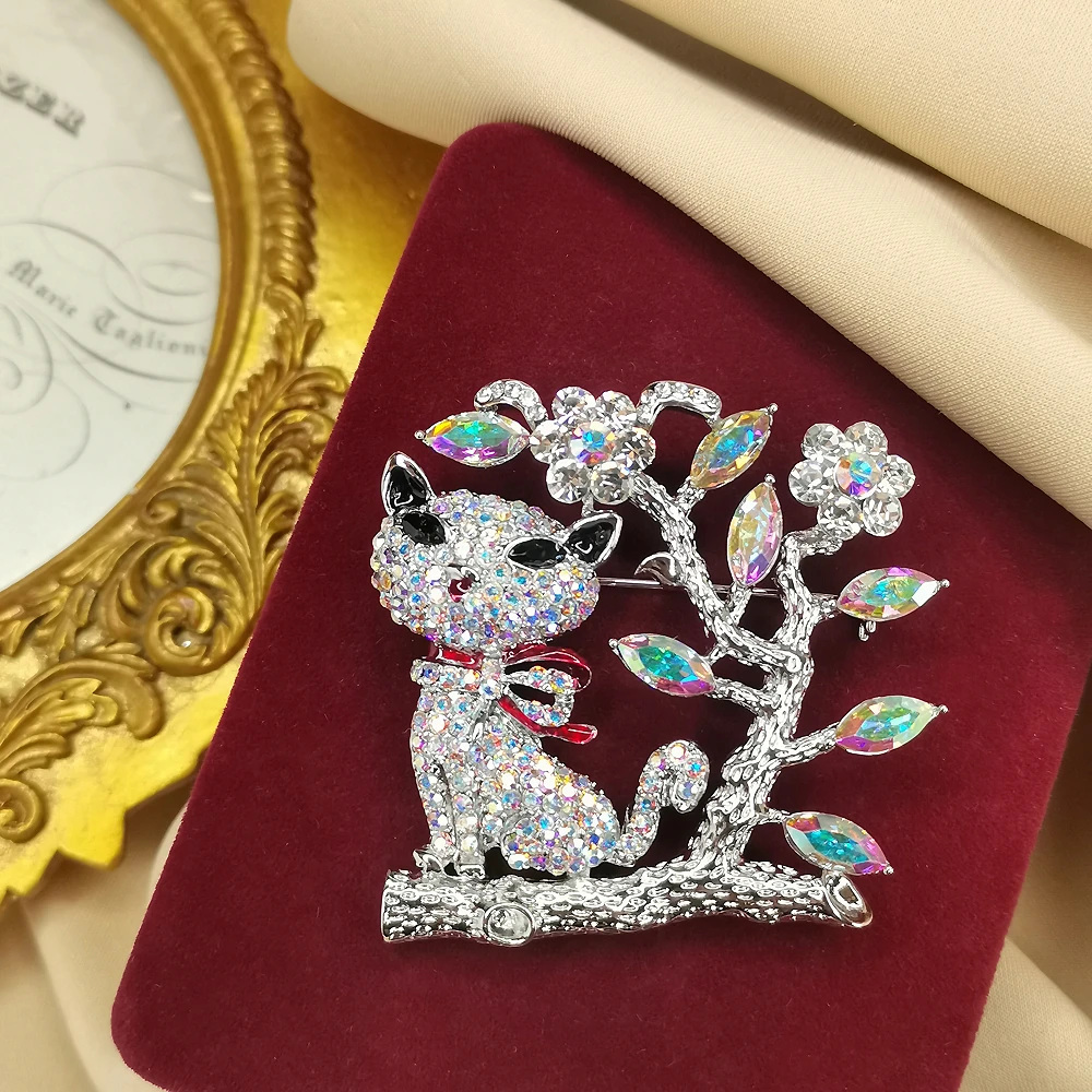 B&W密镶幻彩花枝上的猫咪胸针[2501202-105]