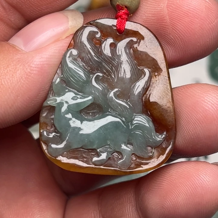 翡翠未镶嵌颈饰九尾狐