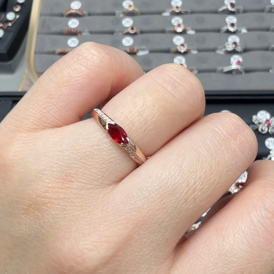 18K金镶嵌红宝石戒指马眼古典鸽血红0.42克拉