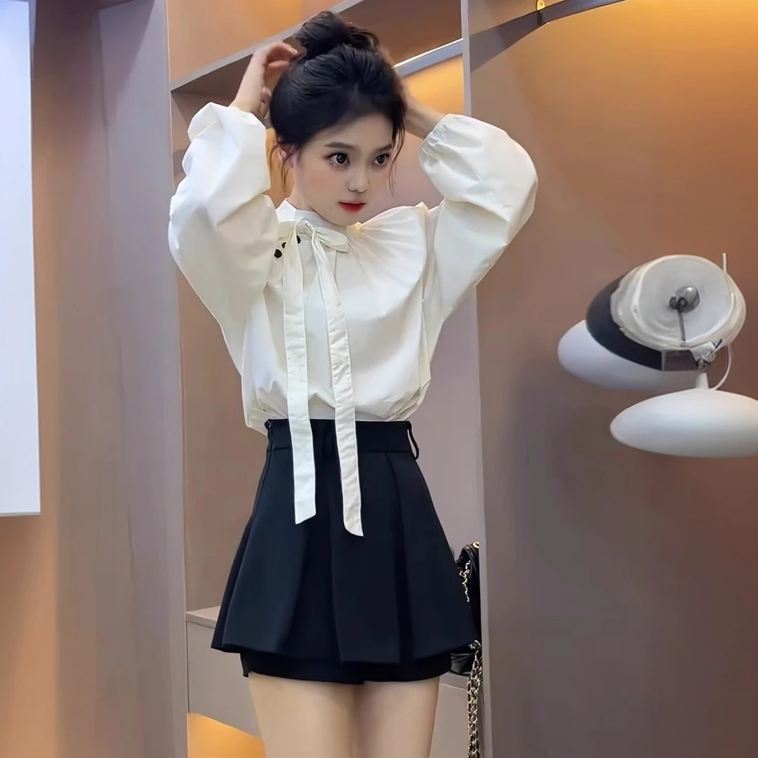 今年流行的漂亮套装女2025春季新款上衣短裤小个子减龄一整套穿搭