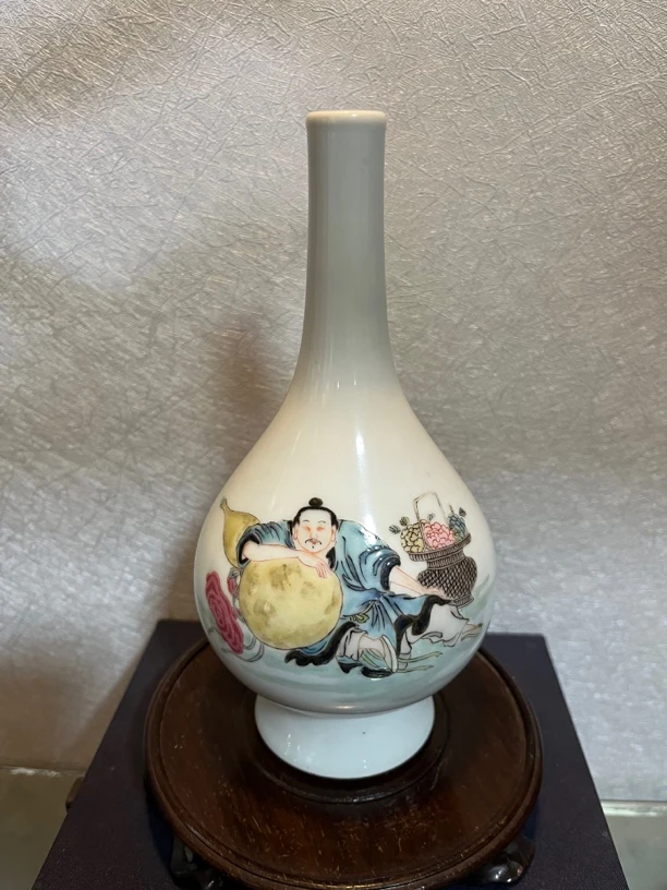 精美人物，五彩枇杷瓶