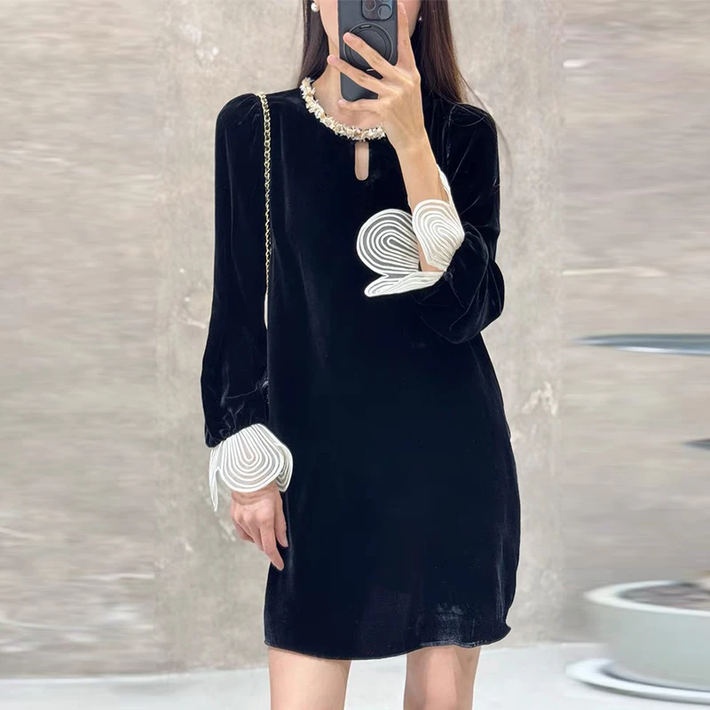 2025春装新款荷叶边装饰真丝丝绒黑色赫本风直筒宽松长袖连衣裙