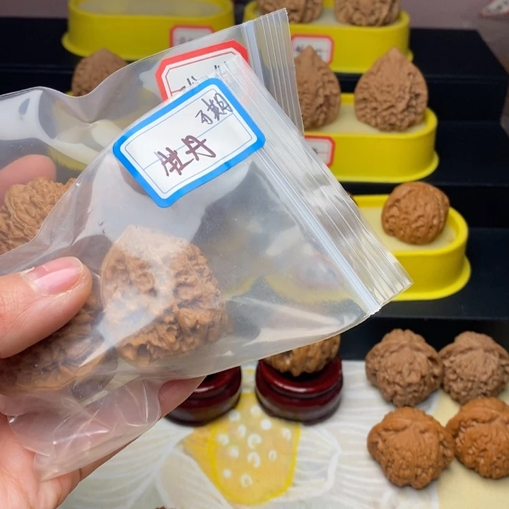 文玩核桃吊坠有****期牡丹