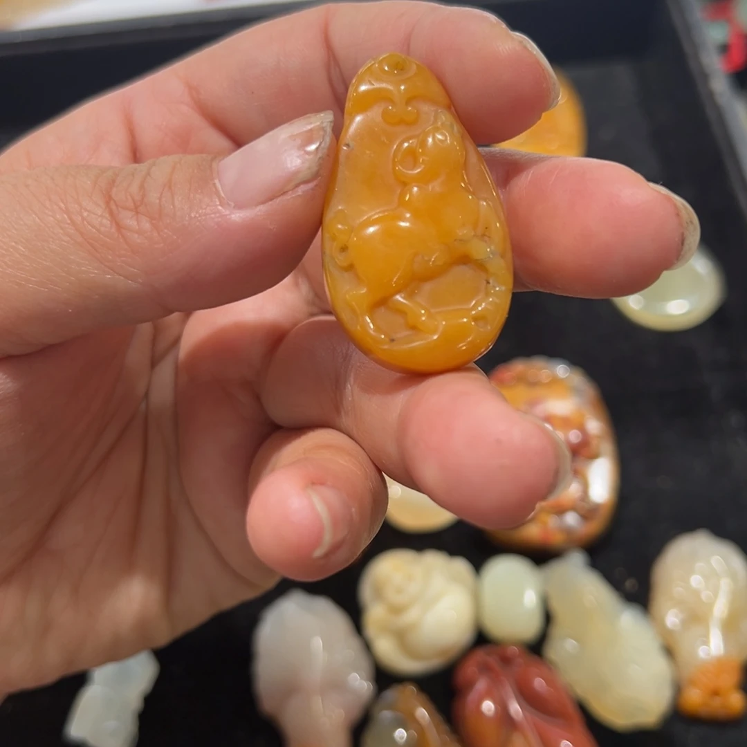 石英质玉（非洲翠）未镶嵌颈饰