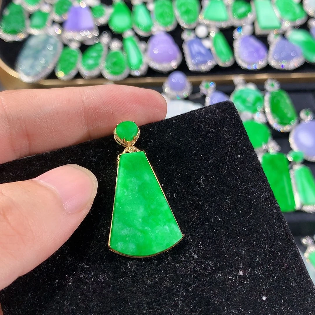 翡翠18K金镶嵌颈饰