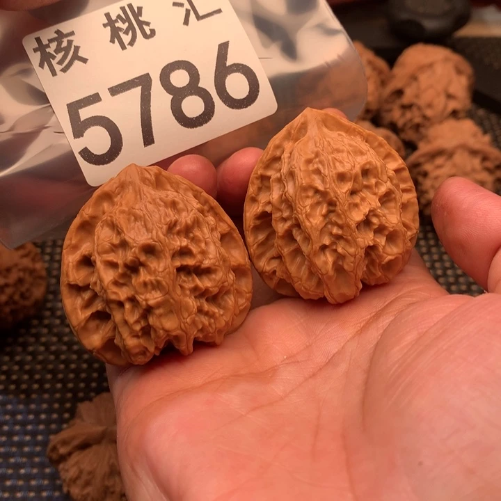 文玩核桃吊坠梨木台42