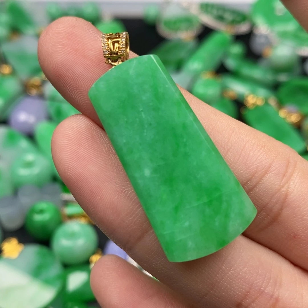 ****意翡翠18K金镶嵌颈饰翡翠