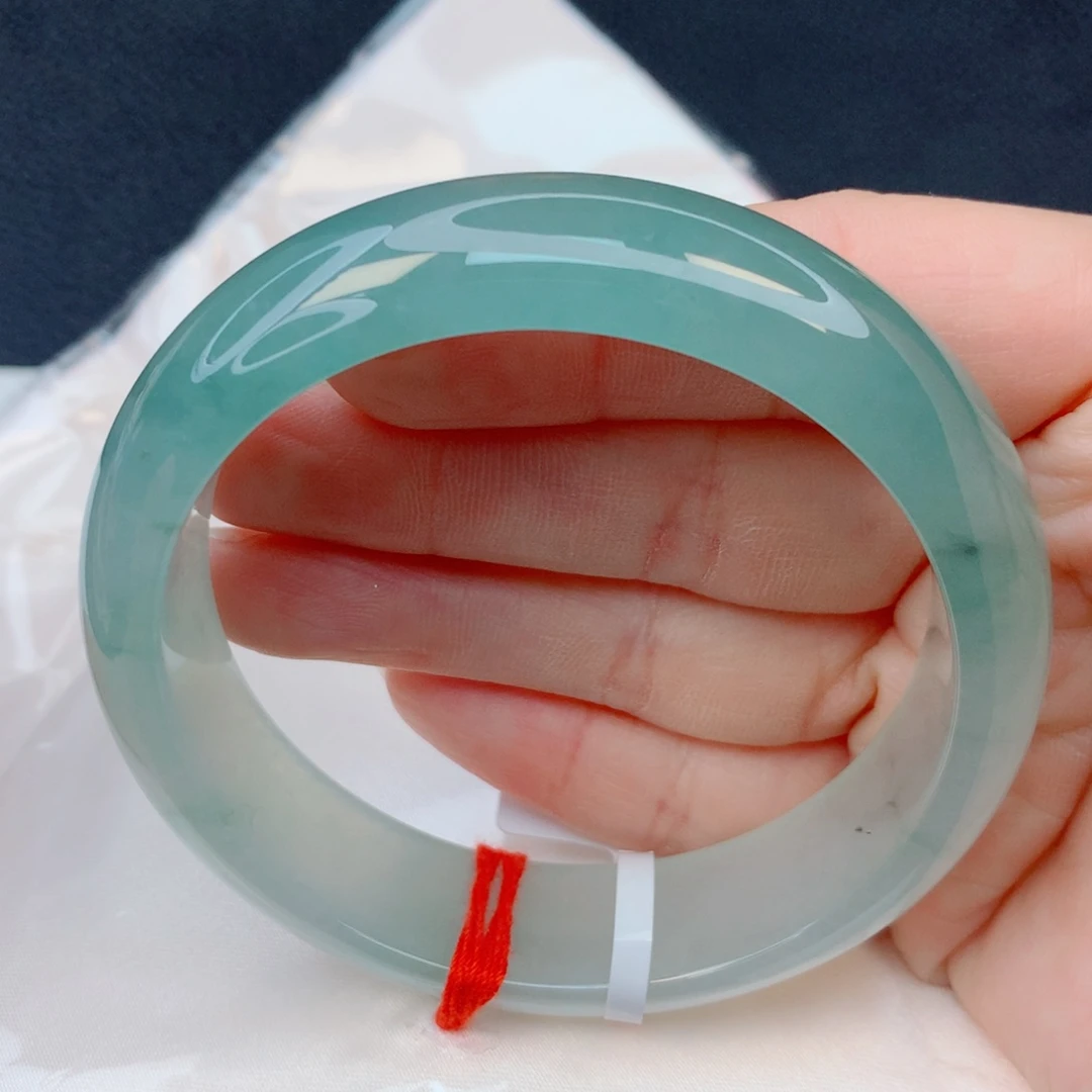 翡翠未镶嵌手镯56-57冰种起胶光半山水绿底 带双眼皮 轮胎