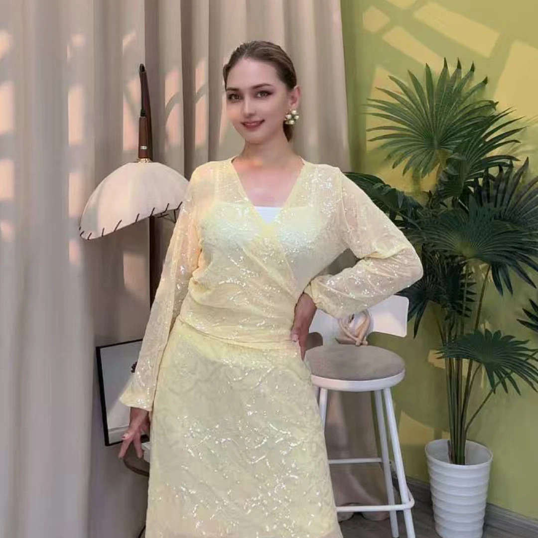 静奢优雅金线蕾丝上衣搭配花边吊带与缎面半裙