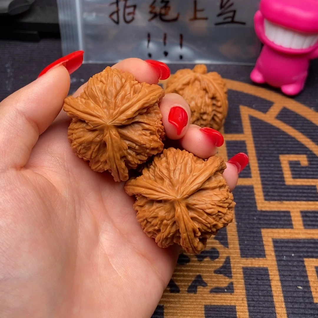 文玩核桃吊坠且**眠白狮