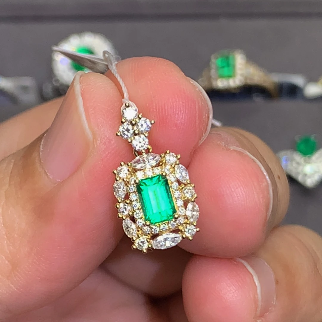 祖母绿吊坠18K金镶嵌