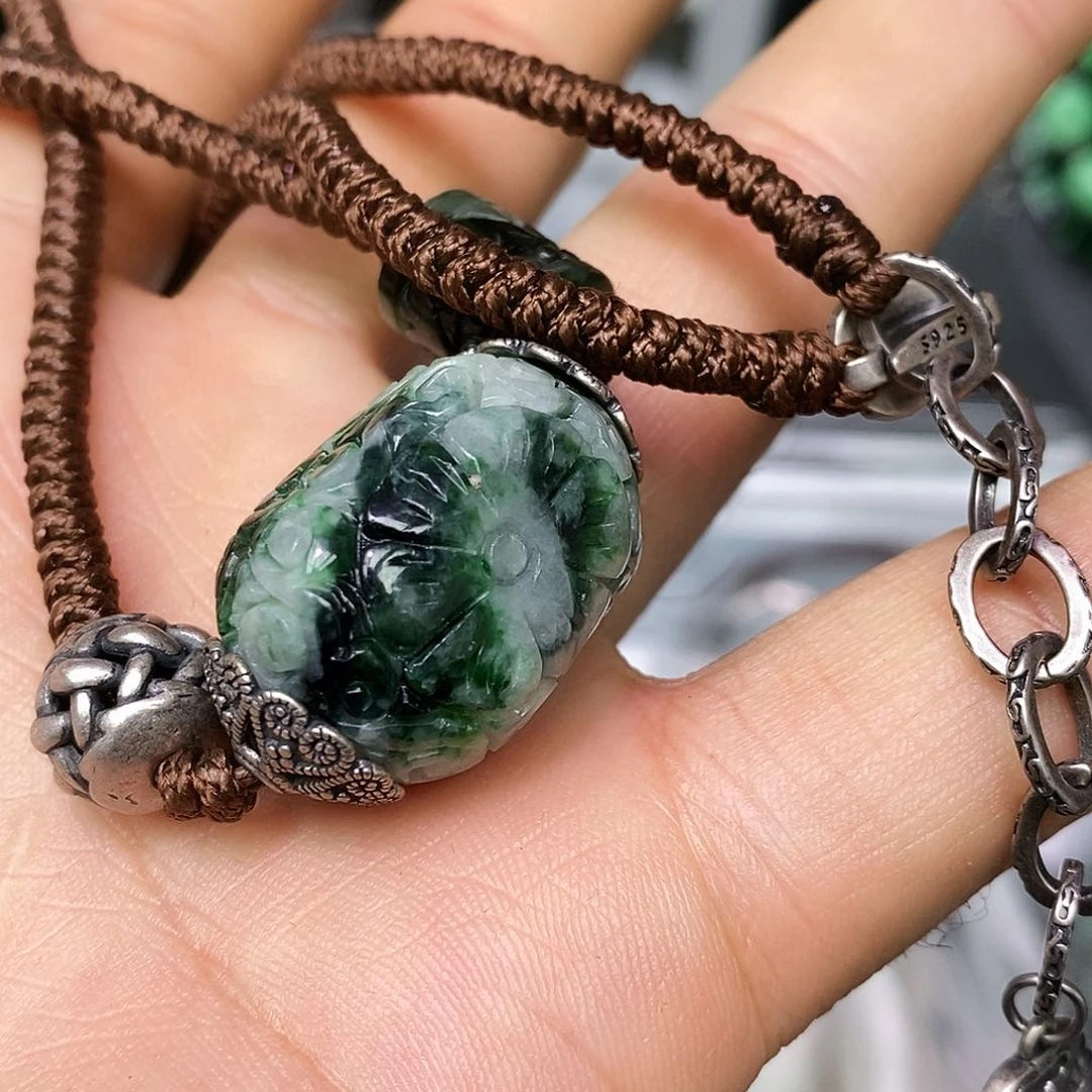 颈饰未镶嵌翡翠漂亮美眉