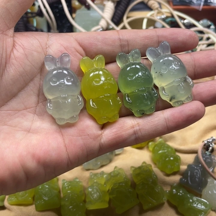 ****官蛇纹石玉未镶嵌颈饰