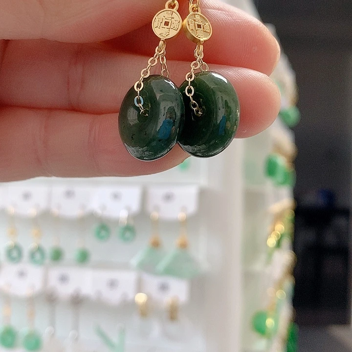 翡翠耳饰未镶嵌翡翠